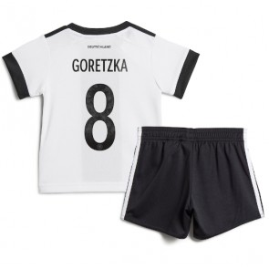 Tyskland Leon Goretzka #8 Hjemmebanesæt Børn VM 2022 Kort ærmer (+ korte bukser)